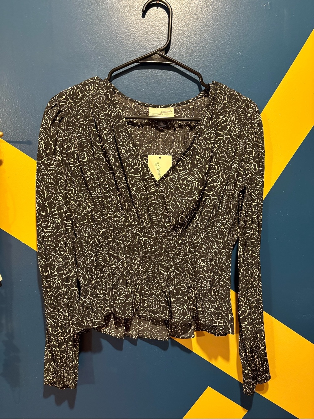 Universal Thread Black & White Print V-Neck Smocked Long Sleeve Blouse NWT